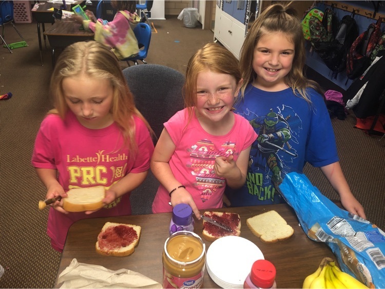 students making sandwich