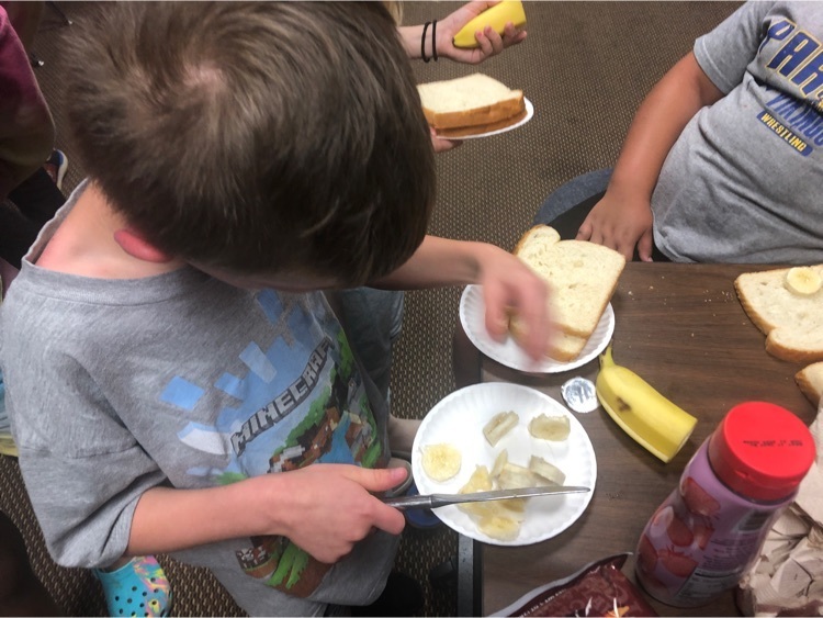 students making sandwich