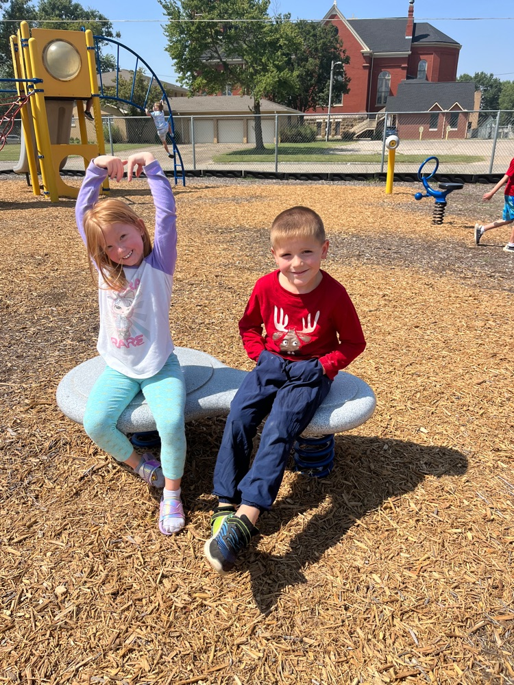 Kindergarten kiddos have fun at recess together! ☀️ 